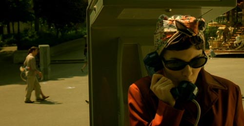 Amélie uses a phone booth