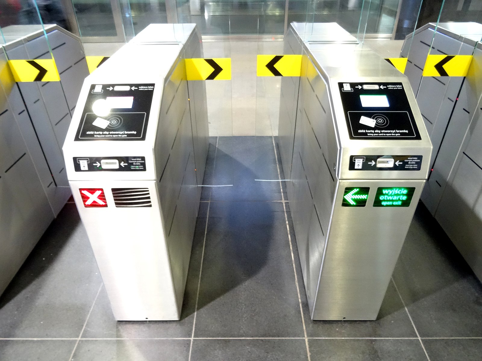 A turnstile. Ingolf. Warszawa - metro linia M2 - stacja Świe¸tokrzyska. CC-BY-SA licensed image, March 26 2015. URL https://commons.wikimedia.org/wiki/File:
Warszawa_-_Metro_-_%C5%9Awi%C4%99tokrzyska_(17009062241).jpg