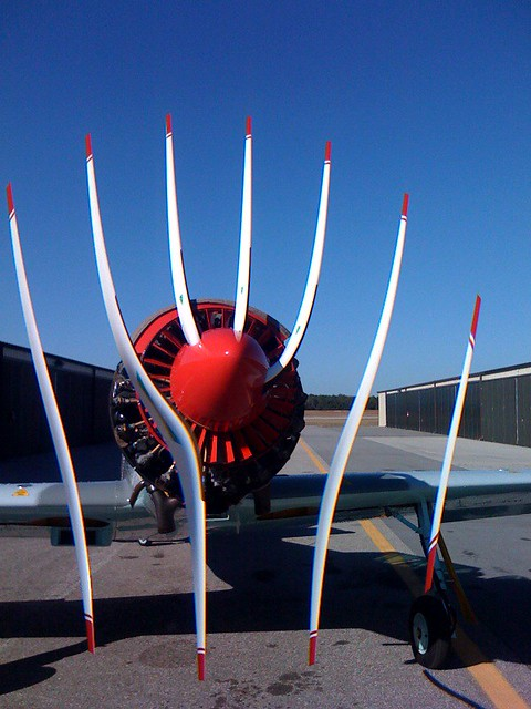 Rolling shutter phenomenon on a grounded Yak TD, CC-BY 2.0 image by Soren Ragsdale, 9 January 2009, https://commons.wikimedia.org/wiki/File:Rolling_shutter_n%C3%A4idis.png