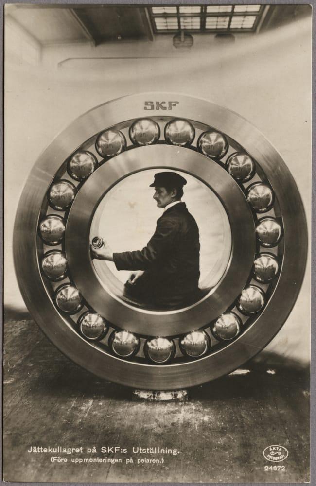 A giant ball bearing race with Konrad Österström sitting inside it, at the the Göteborgs Jubilee exhibition, 1923